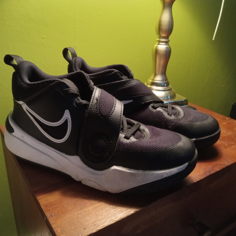 Nike basketball shoe size 5 kid